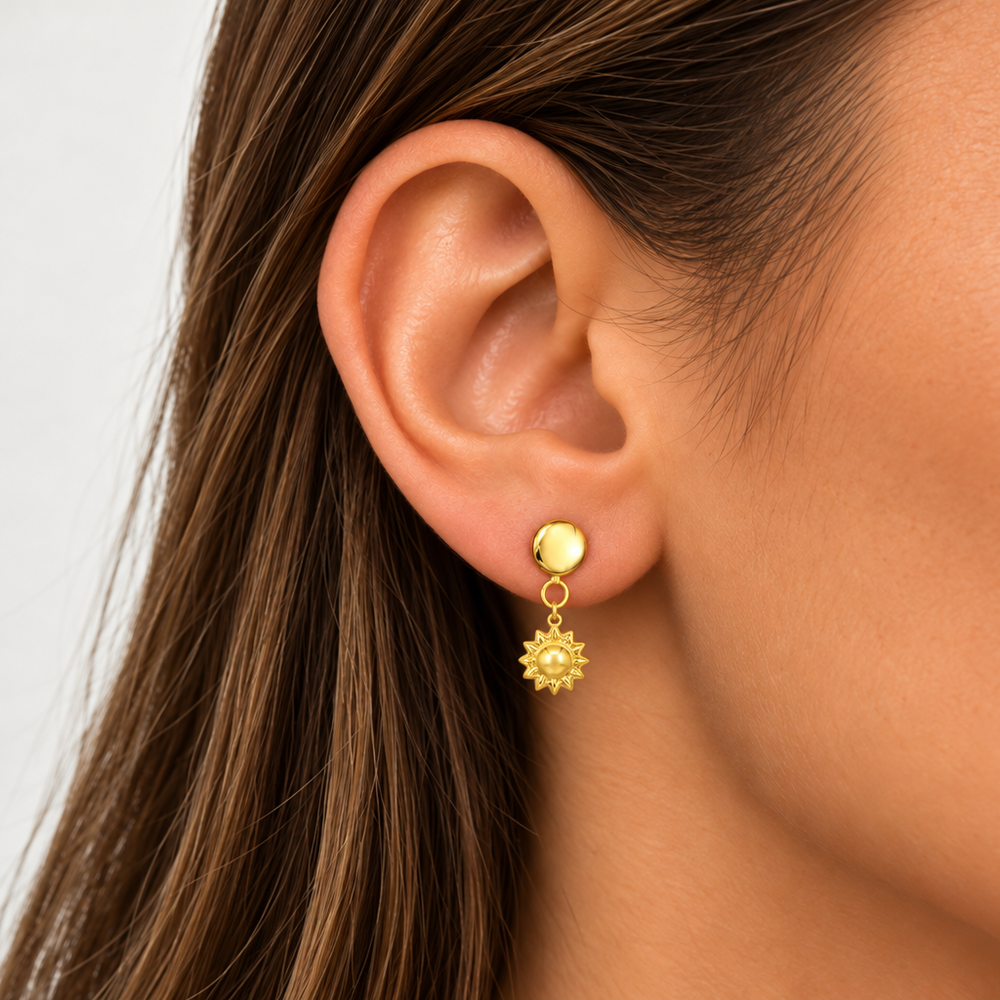 Orecchino Sole in Oro Giallo indossato | Facco Gioielli