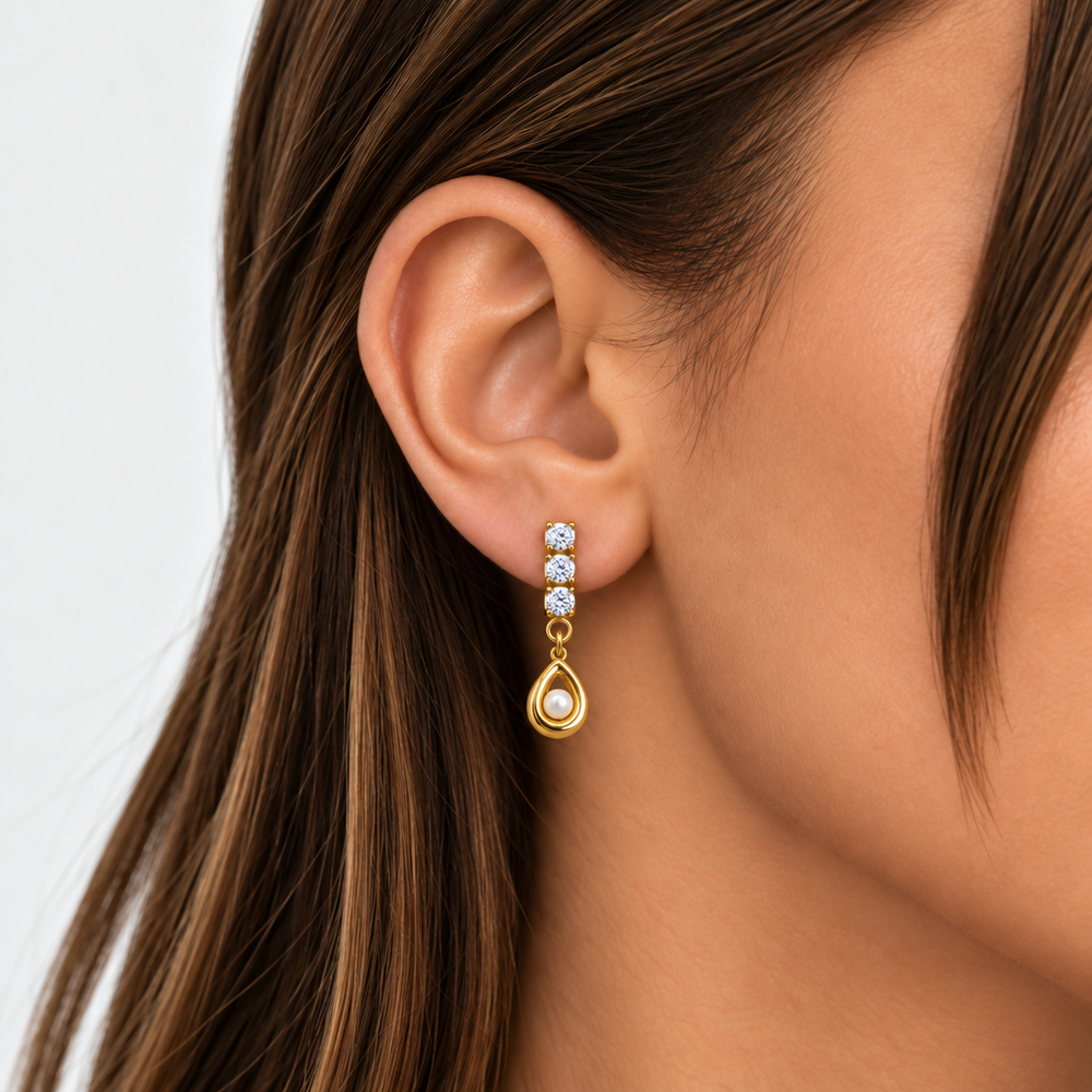 Orecchino Trilogy con Goccia di Perla in Oro Giallo indossato | Facco Gioielli