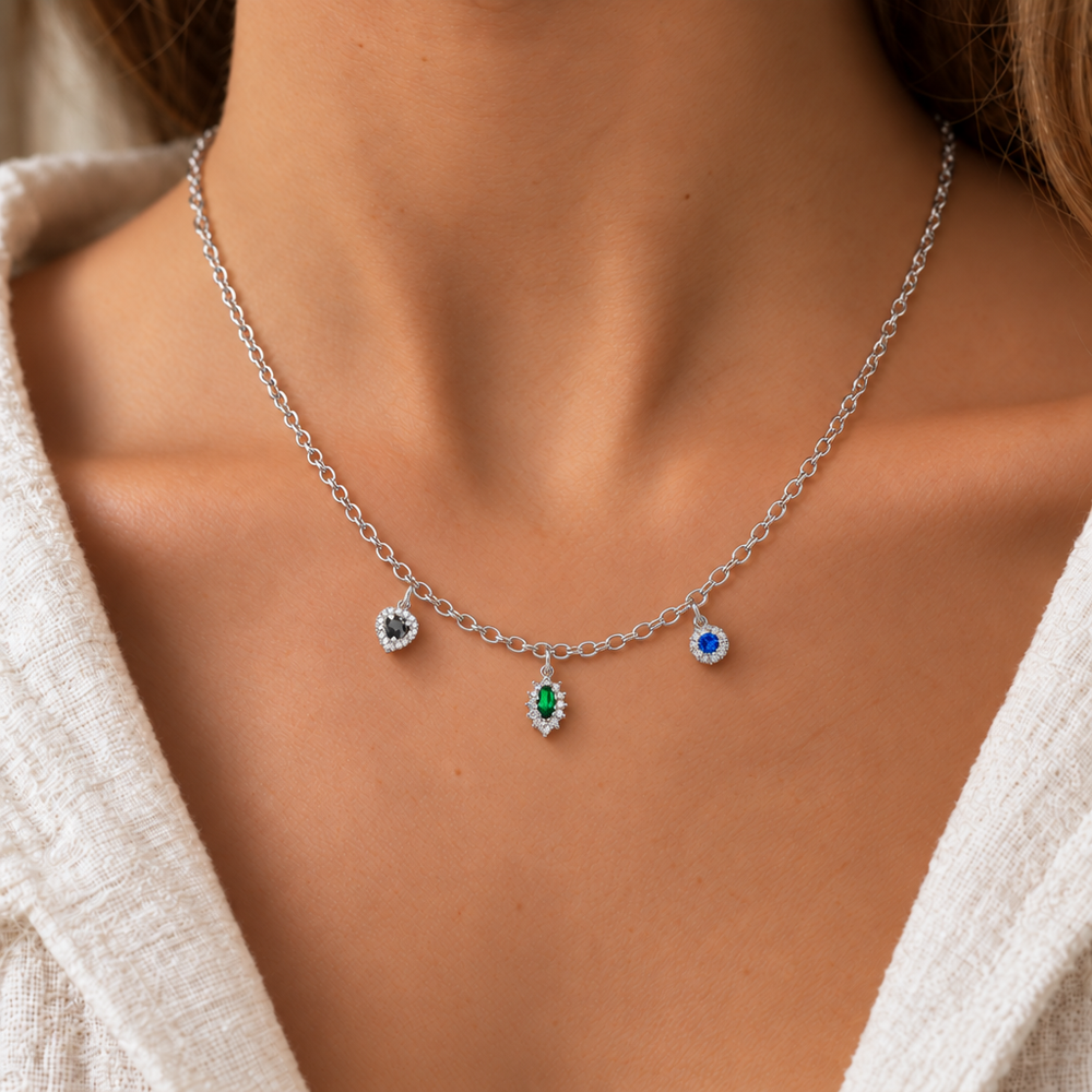 Collana Rolò con Rubino, Smeraldo e Zaffiro in Oro Bianco indossata | Facco Gioielli
