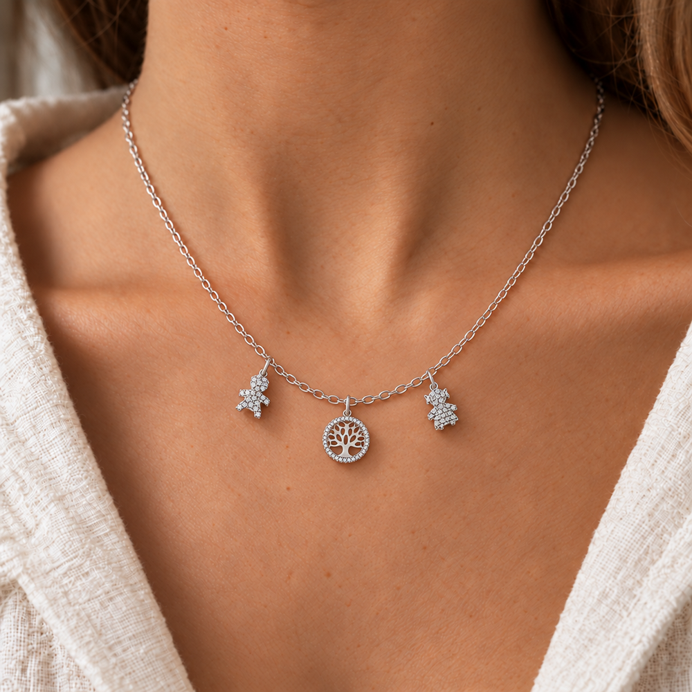 Collana Fancy con Bambino, Albero della Vita e Bambina in Oro Bianco indossata | Facco Gioielli