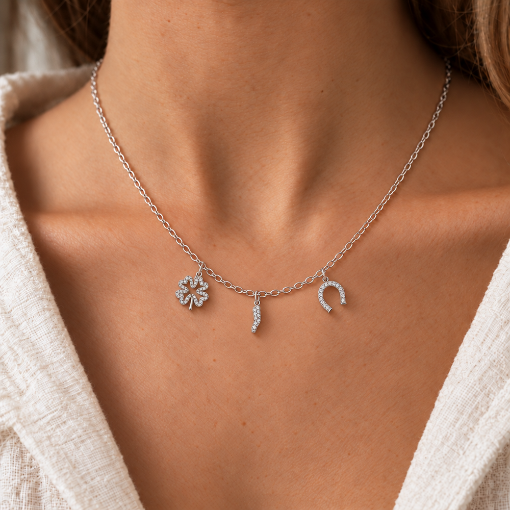 Collana Fancy con Quadrifoglio, Cornetto e Ferro di Cavallo in Oro Bianco indossata | Facco Gioielli