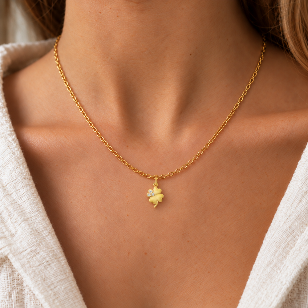 Collana Fancy con Quadrifoglio in Oro Giallo indossata | Facco Gioielli