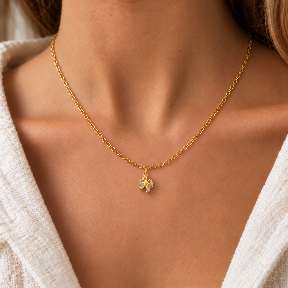 Collana Fancy con Farfalla in Oro Giallo indossata | Facco Gioielli