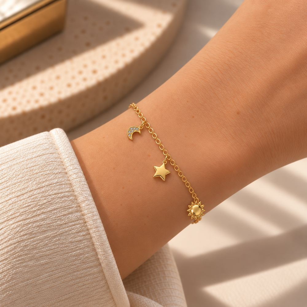 Bracciale Fancy con Luna, Stella e Sole in Oro Giallo indossato | Facco Gioielli