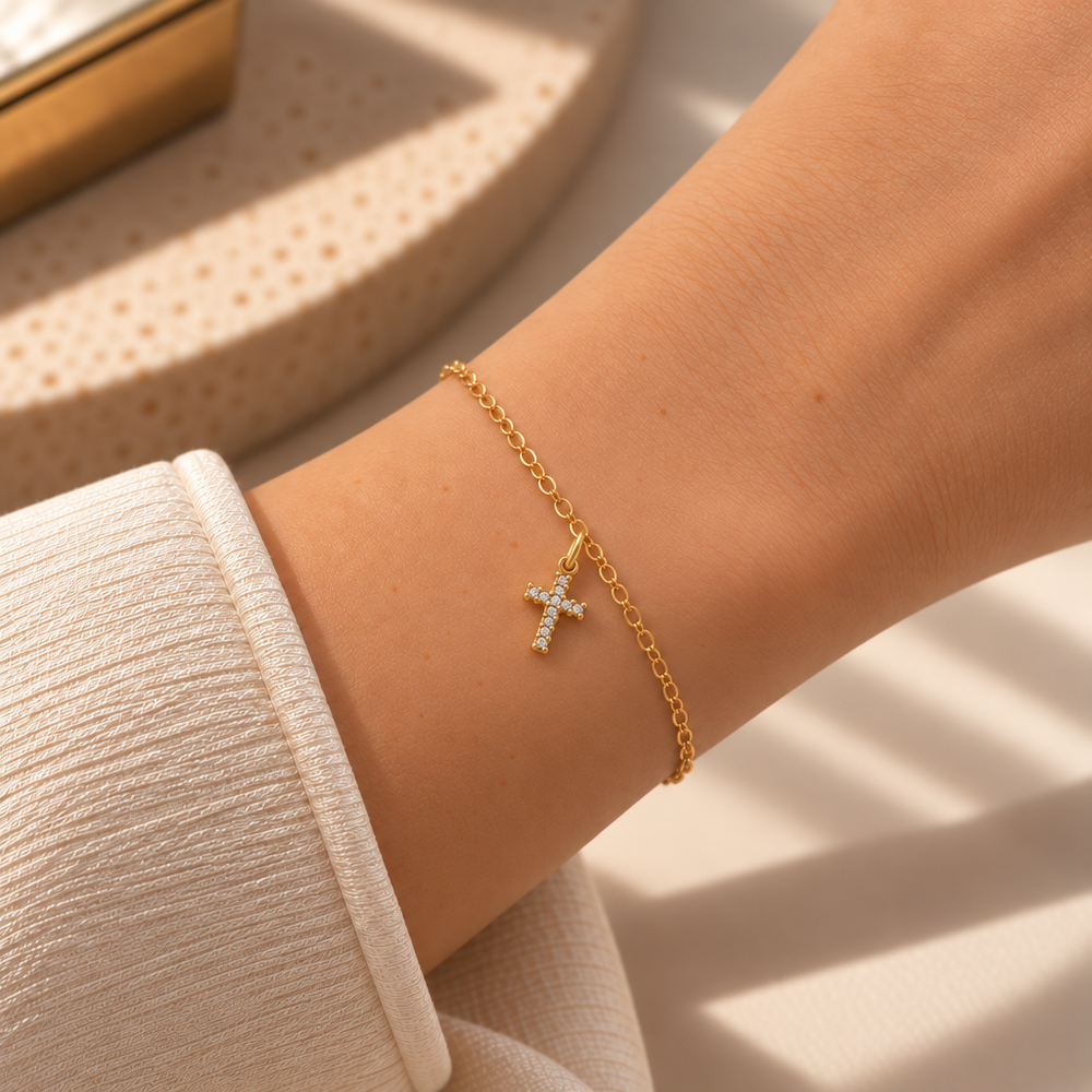 Bracciale Fancy con Croce in Oro Giallo indossato | Facco Gioielli