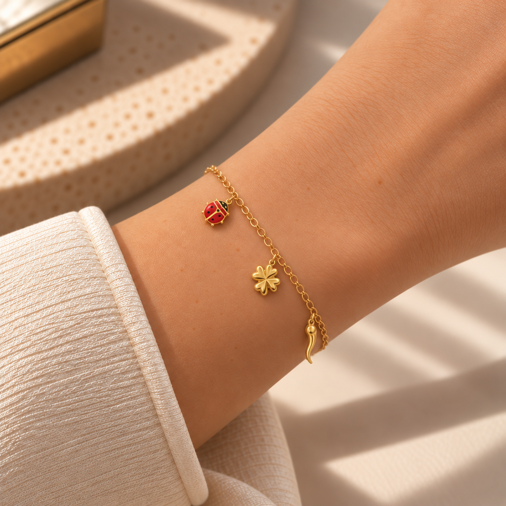 Bracciale Fancy con Coccinella, Quadrifoglio e Cornetto in Oro Giallo indossato | Facco Gioielli