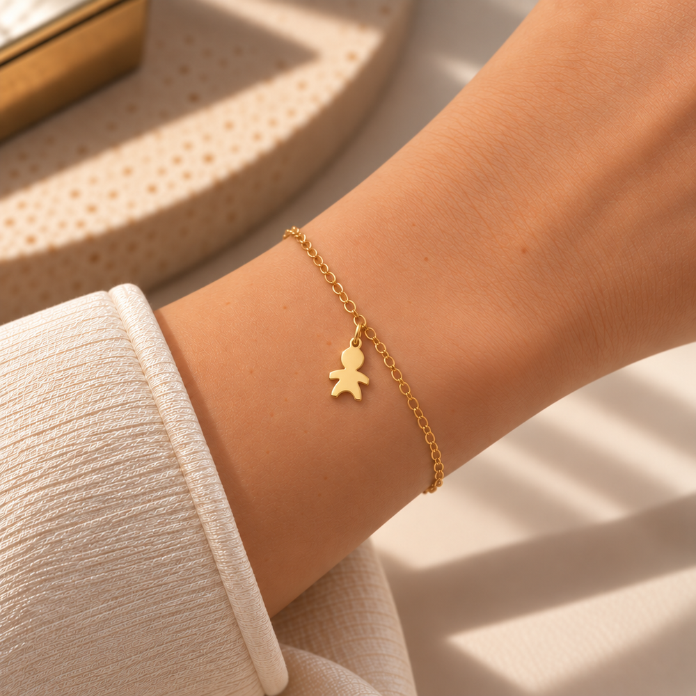 Bracciale Fancy con Bambino in Oro Giallo indossato | Facco Gioielli