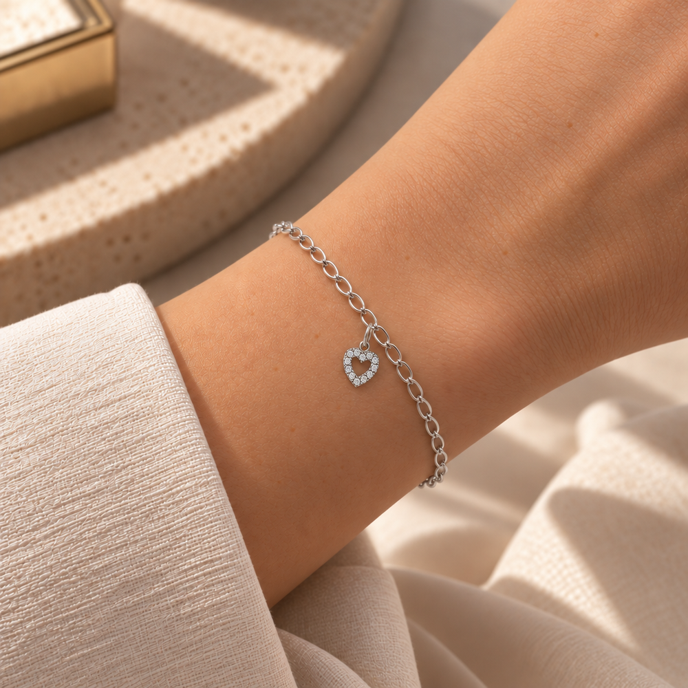 Bracciale Velovale con Cuore in Oro Bianco indossato | Facco Gioielli