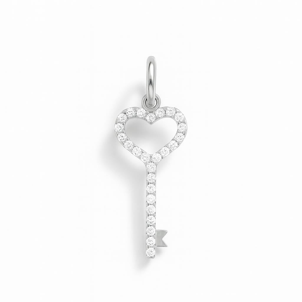 Colgante llave-corazón en oro blanco y circonitas