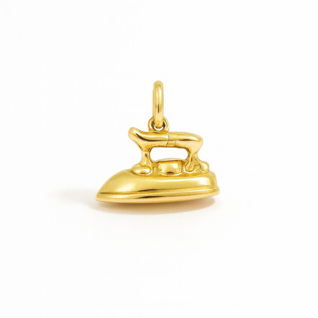 Charm Plancha de Hierro en Oro Amarillo
