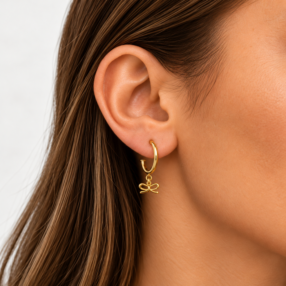 Orecchino Cerchio con Fiocco in Oro Giallo indossato | Facco Gioielli