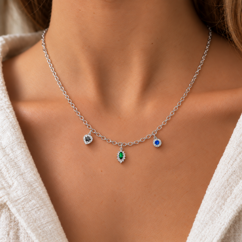 Collana Rolò con Rubino, Smeraldo e Zaffiro in Oro Bianco indossata | Facco Gioielli