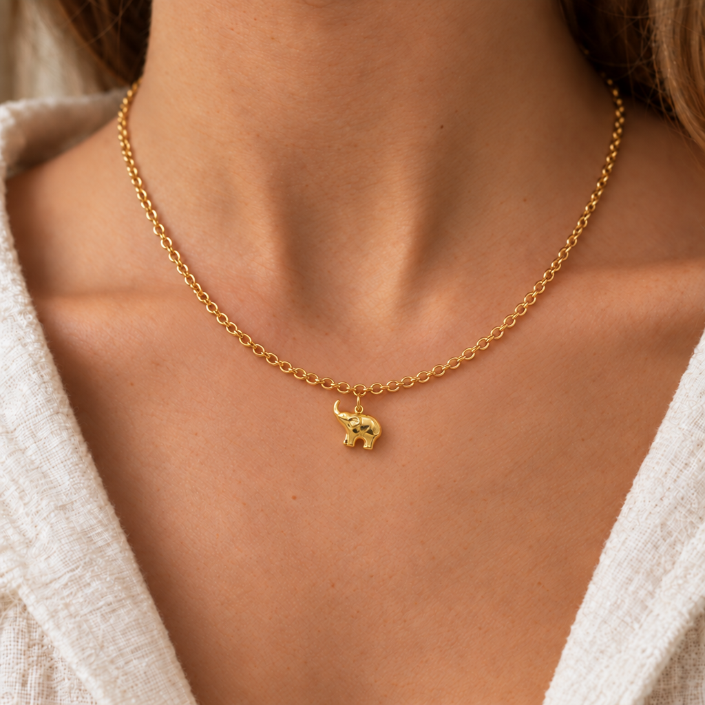 Collana Rolò con Elefante in Oro Giallo indossata | Facco Gioielli