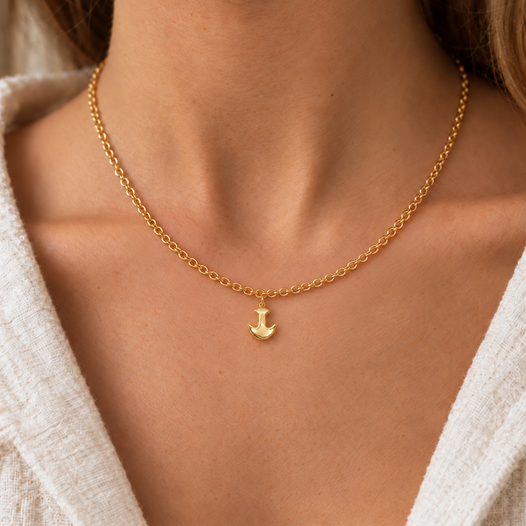 Collana Rolò con Ancora in Oro Giallo indossata | Facco Gioielli