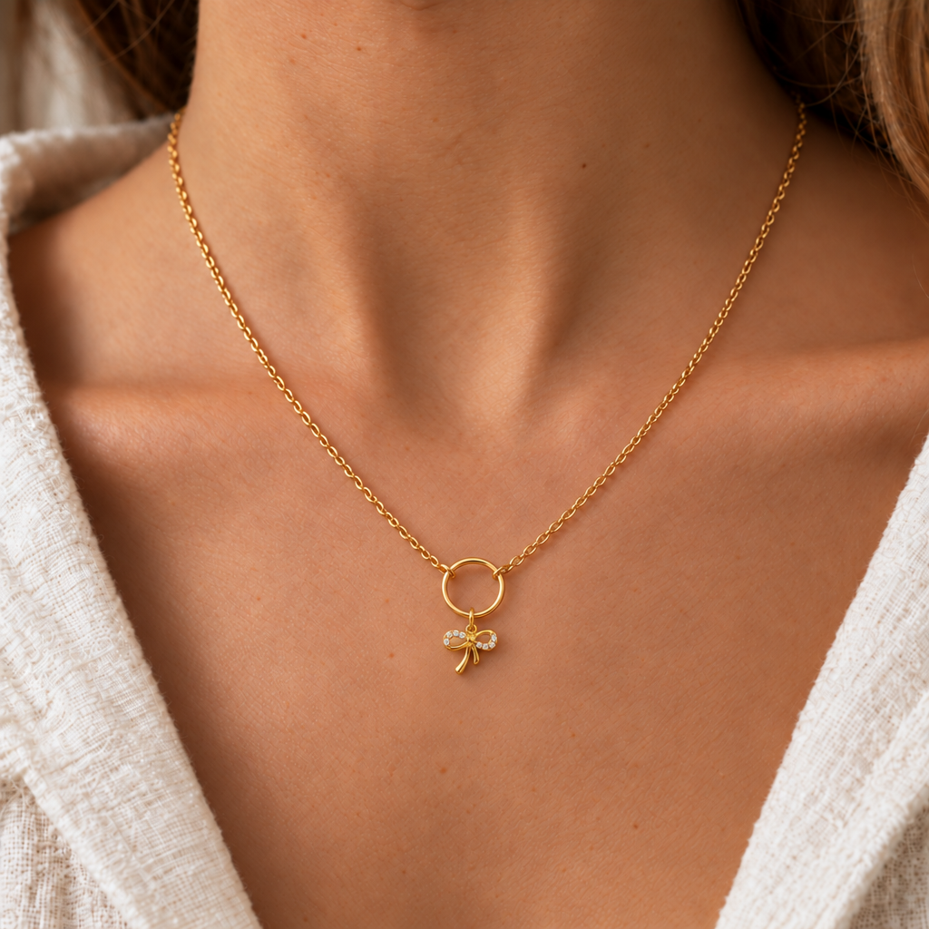 Collana con Ovale e Fiocco in Oro Giallo indossata | Facco Gioielli