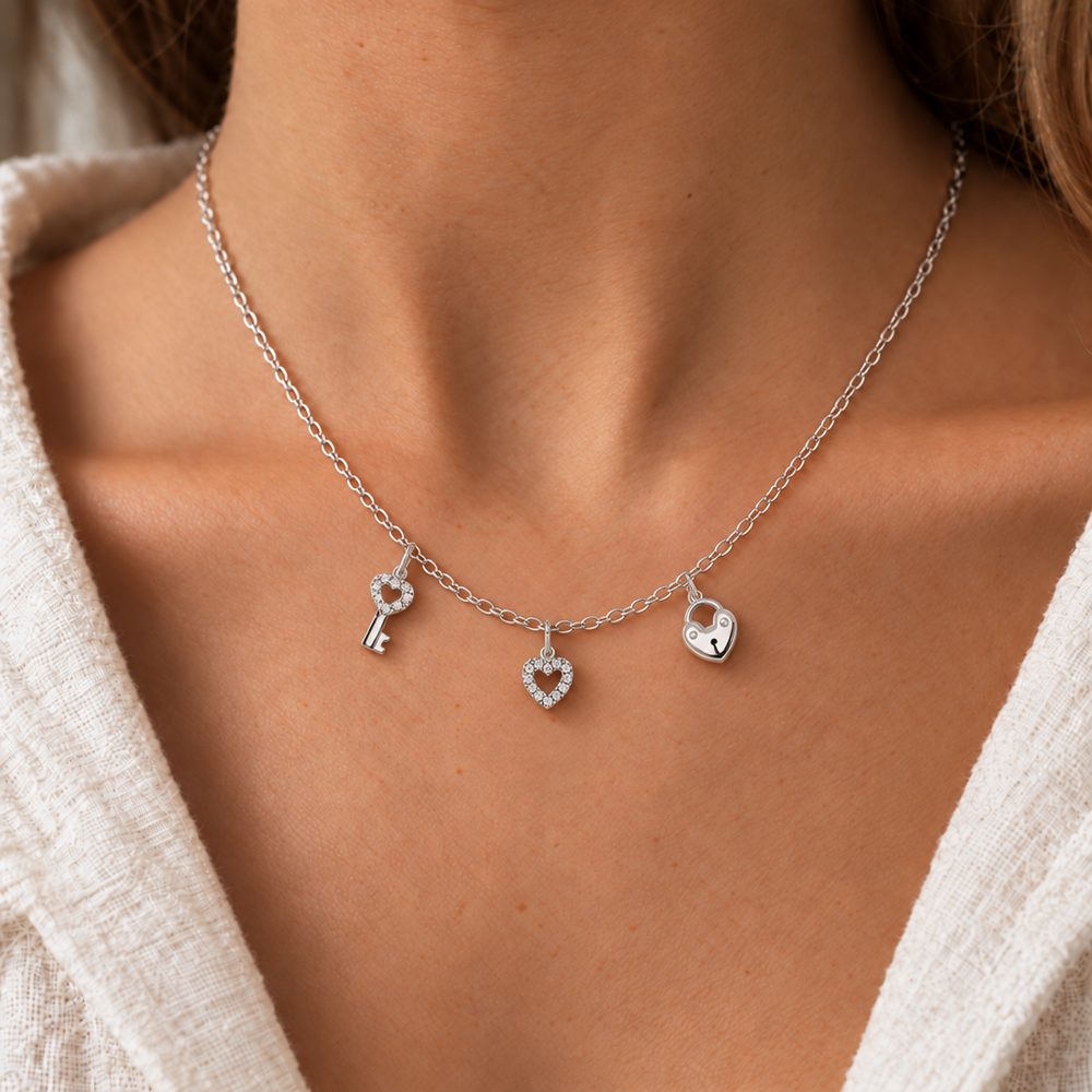 Collana Fancy con Chiave, Cuore e Lucchetto in Oro Bianco indossata | Facco Gioielli