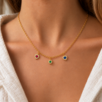 Collana Fancy con Rubino, Gemma Verde e Zaffiro in Oro Giallo indossata | Facco Gioielli