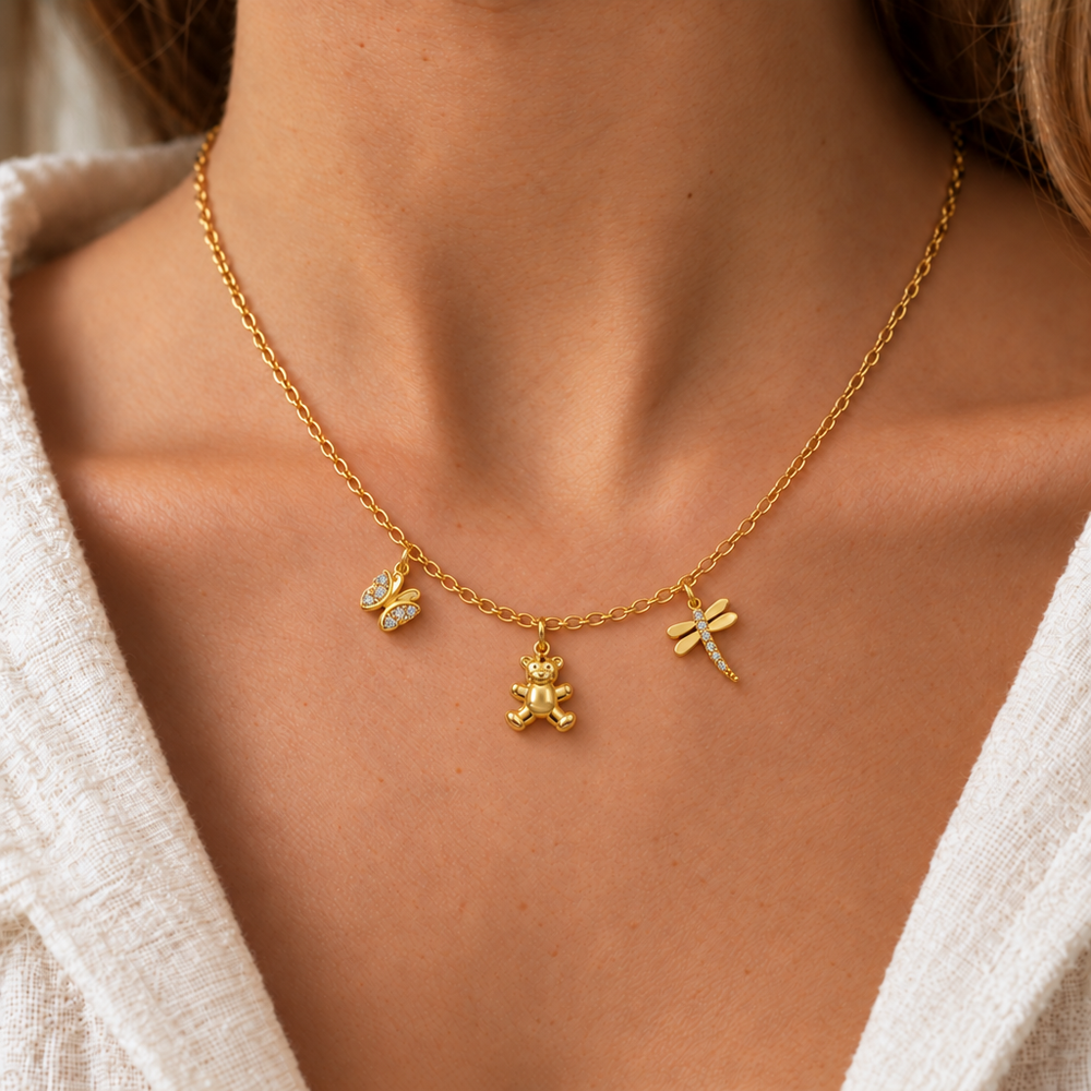Collana Fancy con Farfalla, Orsetto e Libellula in Oro Giallo indossata | Facco Gioielli
