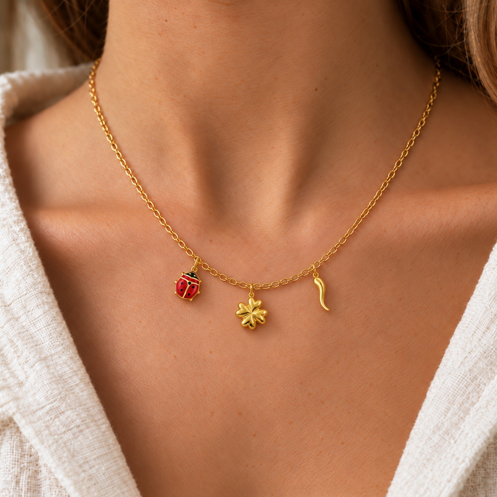 Collana Fancy con Coccinella, Quadrifoglio e Cornetto in Oro Giallo indossata | Facco Gioielli