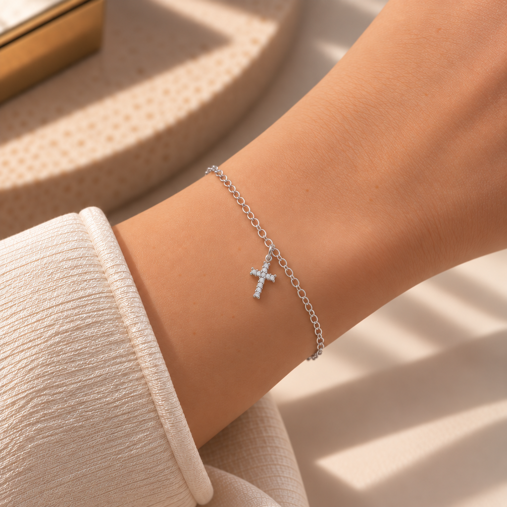 Bracciale Fancy con Croce in Oro Bianco indossato | Facco Gioielli