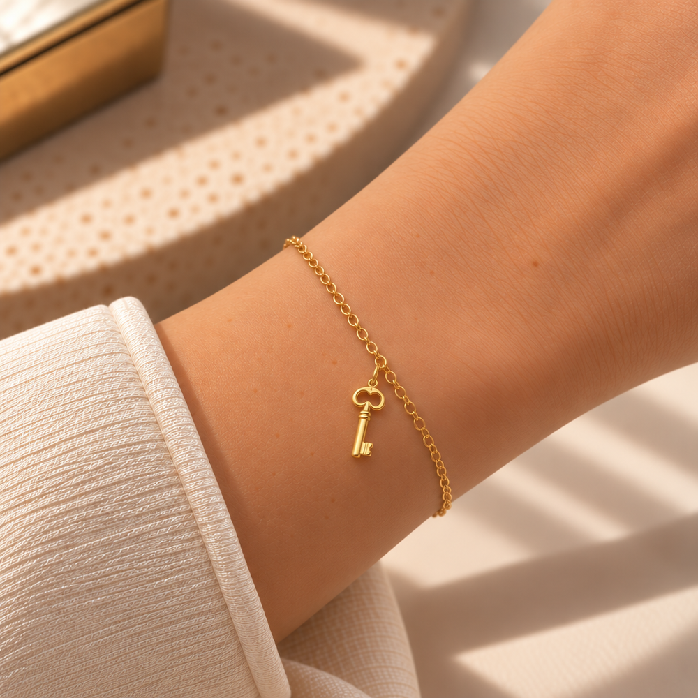 Bracciale Fancy con Chiave in Oro Giallo indossato | Facco Gioielli