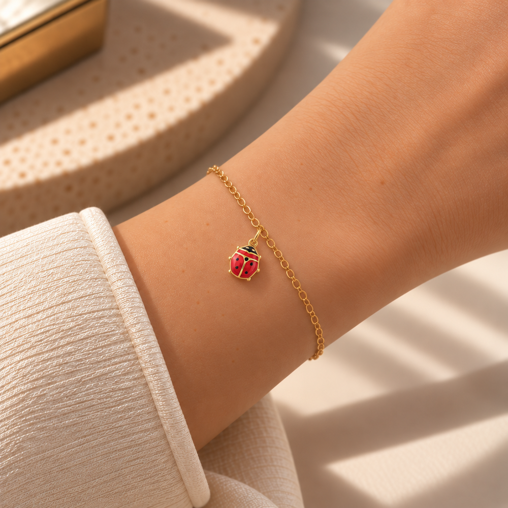 Bracciale Fancy con Coccinella in Oro Giallo indossato | Facco Gioielli