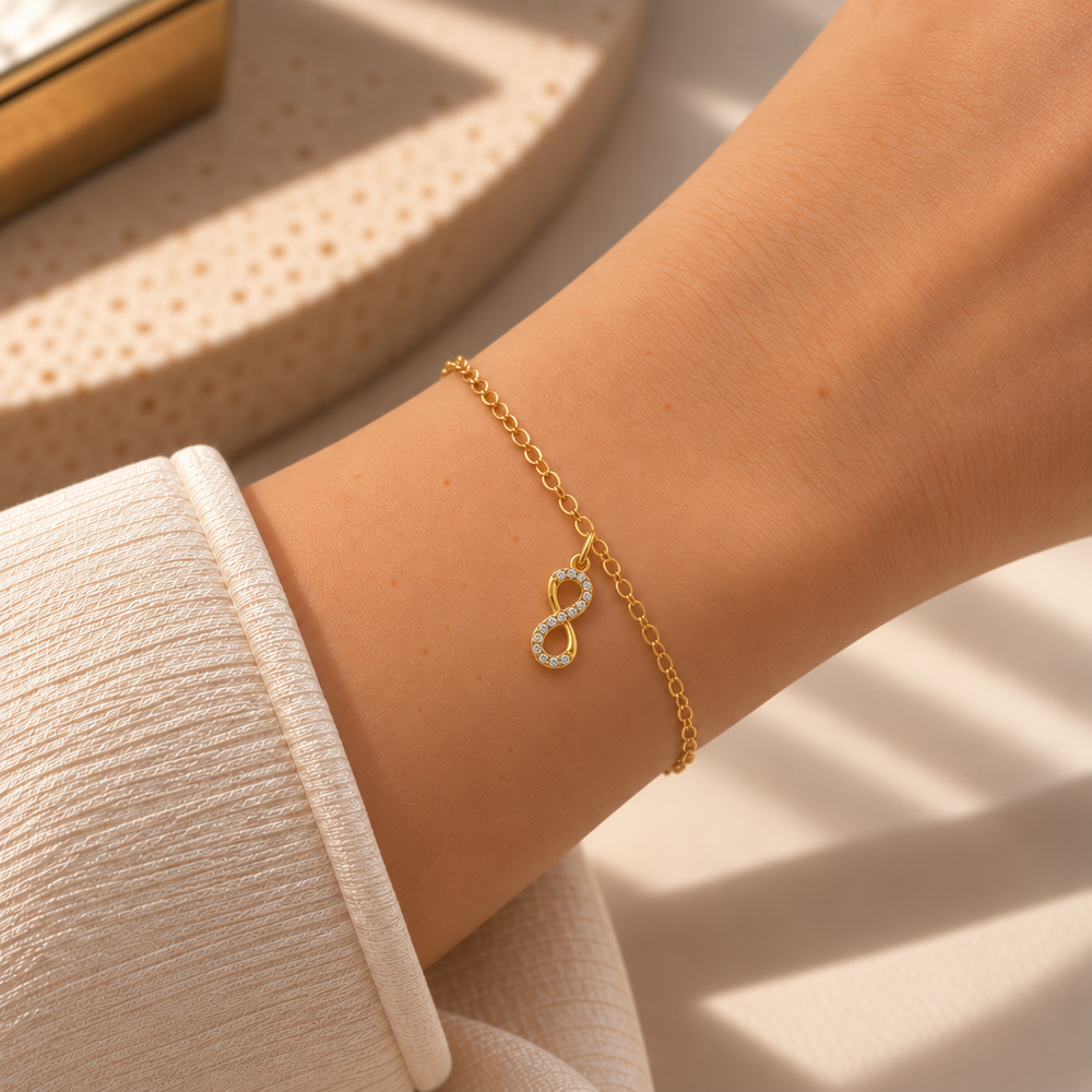 Bracciale Fancy con Infinito in Oro Giallo indossato | Facco Gioielli