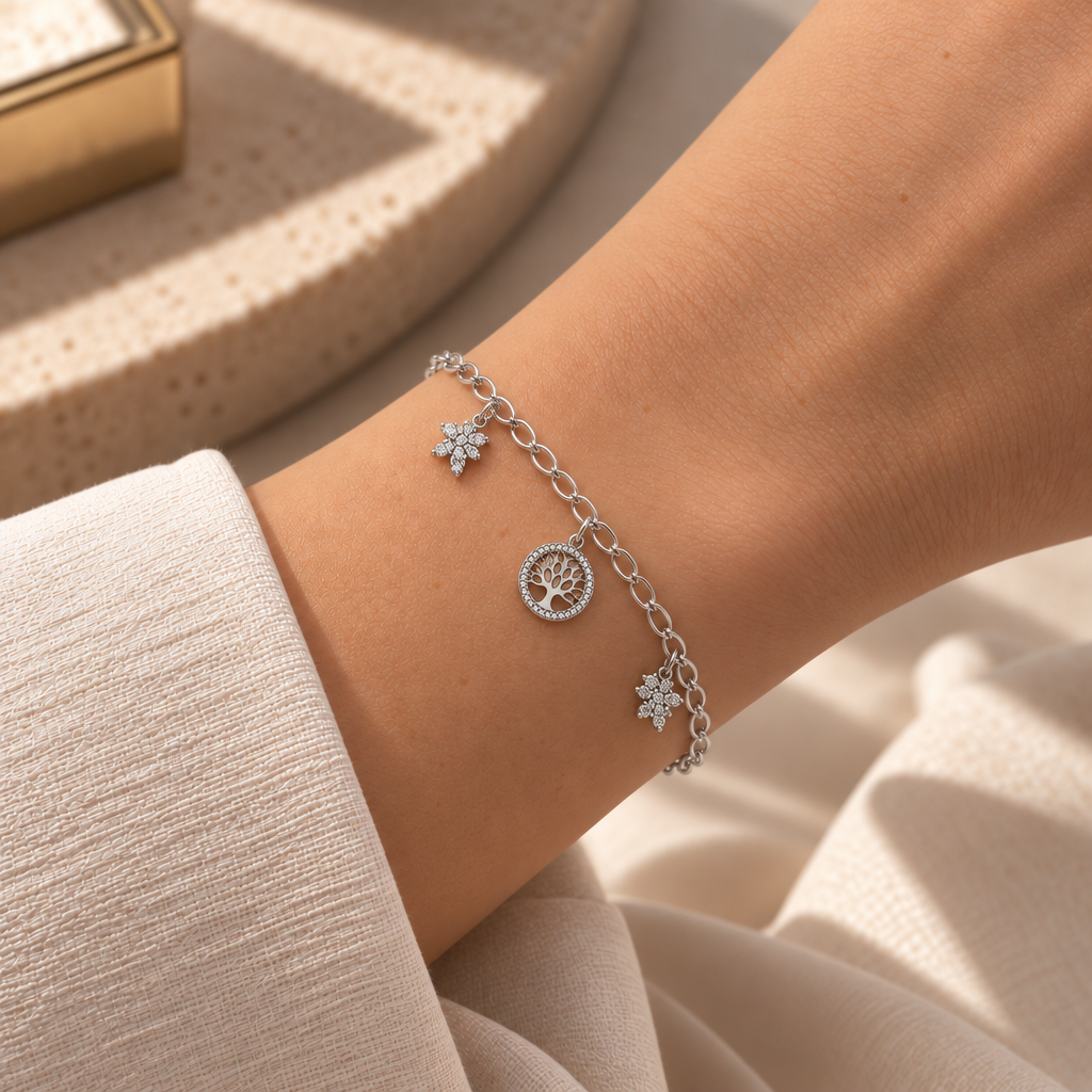 Bracciale Velovale con Bambino, Albero della Vita e Bambina in Oro Bianco indossato | Facco Gioielli