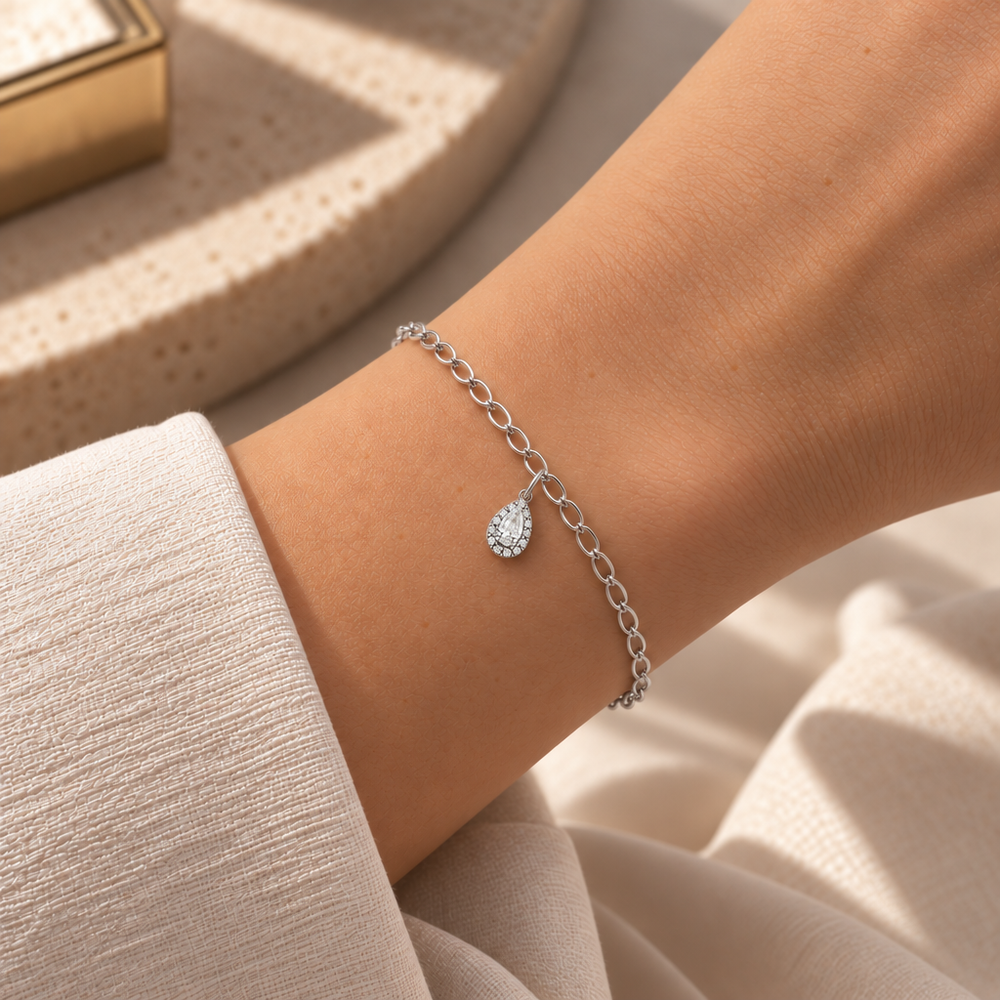 Bracciale Velovale con Luce in Oro Bianco indossato | Facco Gioielli