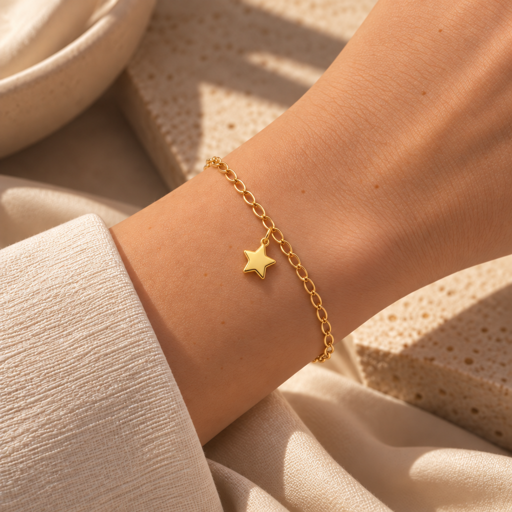 Bracciale Velovale con Stella in Oro Giallo indossato | Facco Gioielli