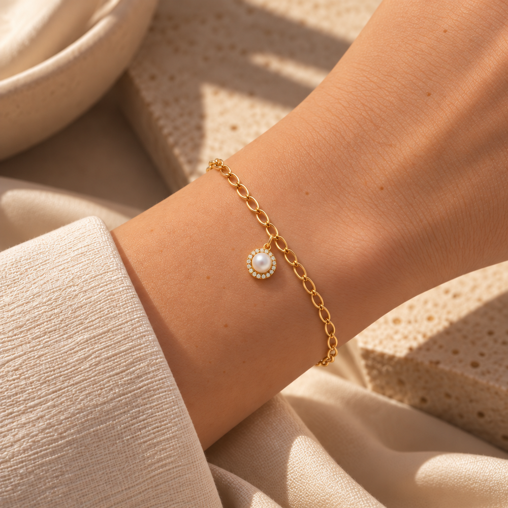 Bracciale Velovale con Perla in Oro Giallo indossato | Facco Gioielli